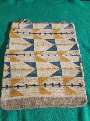 Plateau cornhusk flat bag — triangle rows one face, checkerboard the other, plate 100