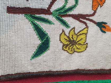 Small Plateau contour-beaded floral bag on bone hairpipe strap, plate 38