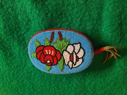 Contour-beaded floral zippered coin purse with buckskin tassel, plate 82