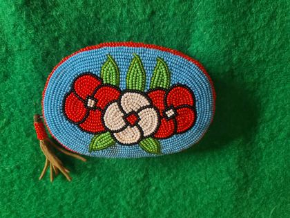Contour-beaded floral zippered coin purse with buckskin tassel, plate 83